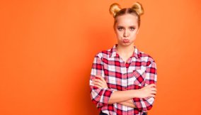 ragazza permalosa offesa