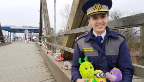 Il ponte dei peluche è pronto ad accogliere i bambini in fuga dalla guerra