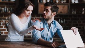 Se lui guarda i porno: è veramente un problema?