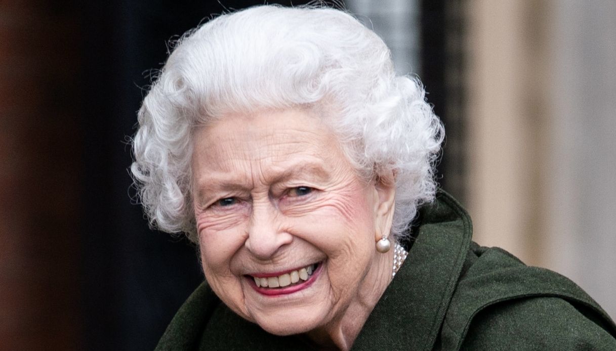 Elisabetta II abbatte ogni neutralità e dona all’Ucraina: una svolta per la Corona