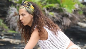 Isola, Roberta Morise fa tendenza col top crop all’uncinetto effetto vedo non vedo