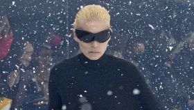 Balenciaga, la sfilata sotto la bufera di neve e la lettera di condanna alla guerra