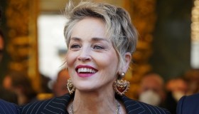 Sharon Stone compie 64 anni: i look indimenticabili dell’icona del cinema