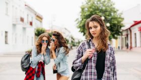 Come comportarsi con un’amica gelosa?