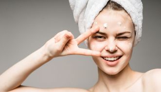 Come fare sopracciglia perfette a casa con pinzetta, ceretta o rasoio