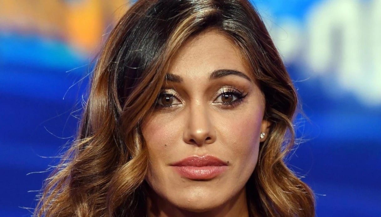 Le Iene, Belen si supera: l’abito arancione è un inno alla primavera