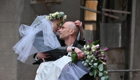 Nastya e Anton si sono sposati: istantanee d’amore tra le macerie