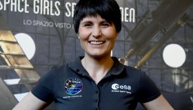 Samantha Cristoforetti sta per tornare nello spazio. I bambini? Restano con il papà