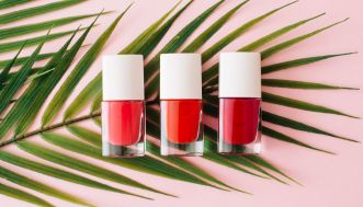 Come fare sopracciglia perfette a casa con pinzetta, ceretta o rasoio