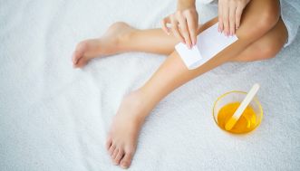 Come fare sopracciglia perfette a casa con pinzetta, ceretta o rasoio