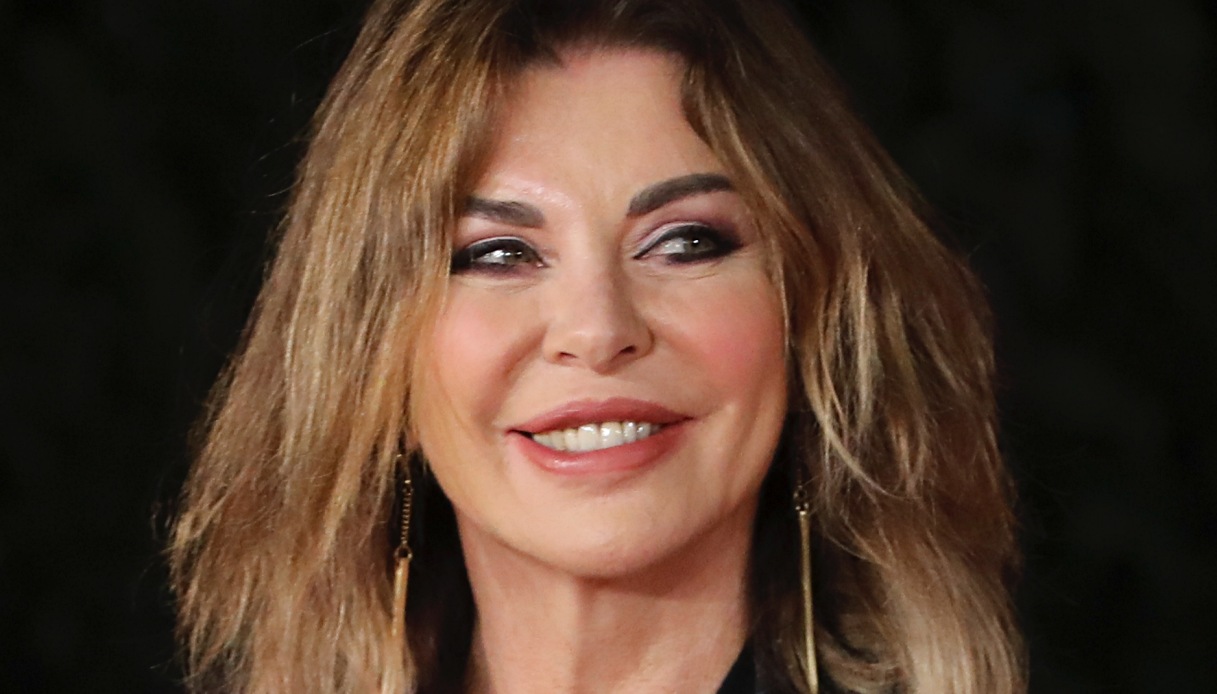 Alba Parietti ritrova l’amore a 60 anni: tenerezze alla luce del sole