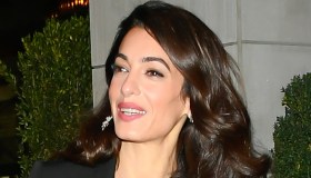 Amal Clooney, dall’abito trasparente al top in paillettes