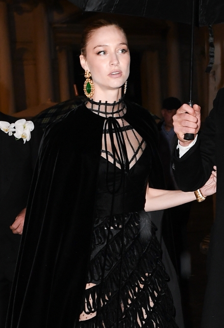 Venezia Beatrice Borromeo principessa dark col long dress trasparente