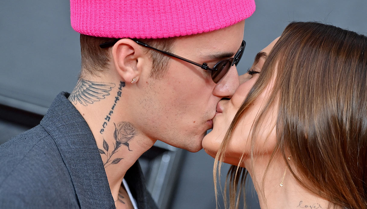 Grammy Awards, red carpet bollente: poche sorprese ma tantissimi baci