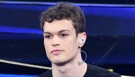 Blanco, rovinosa caduta tra il pubblico (ma lui pensa solo ai fan)