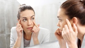 Come ridurre le borse sotto gli occhi col cucchiaio