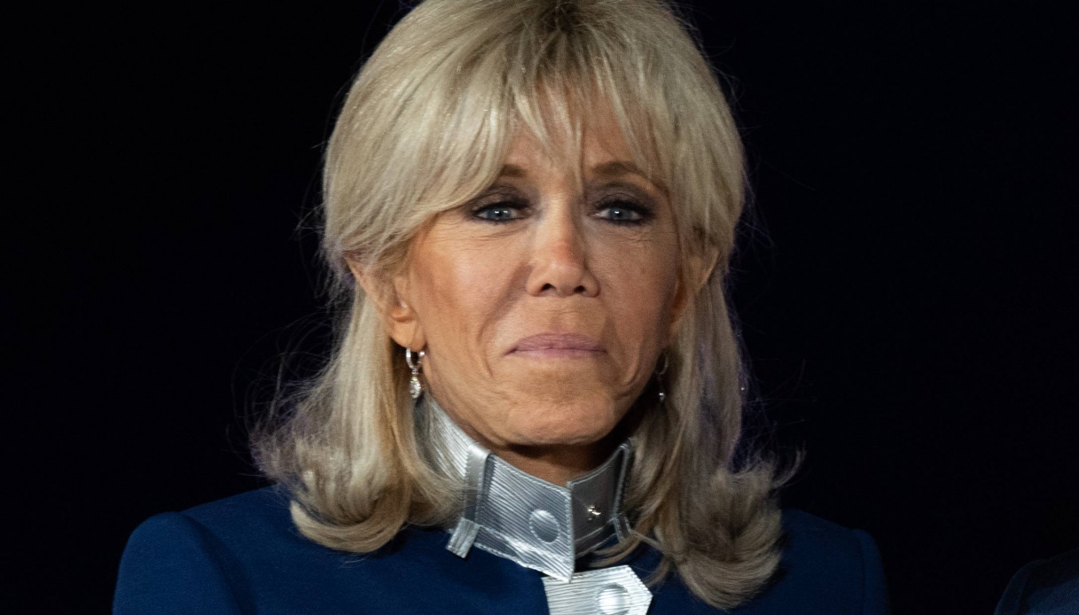 Brigitte Macron incanta Parigi: il tailleur blu è un omaggio al marito Emmanuel