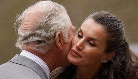 Letizia di Spagna in bordeaux conquista l’Inghilterra e il suo Principe