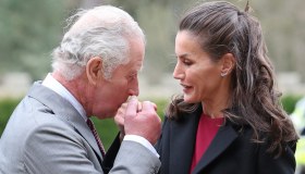 Letizia di Spagna magnetica, Carlo non sa resisterle e la bacia