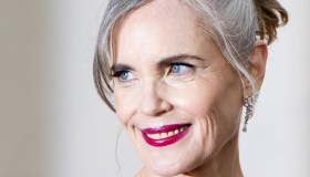 Downton Abbey 2: capelli bianchi, spacco e piedi nudi. Lei si presenta così