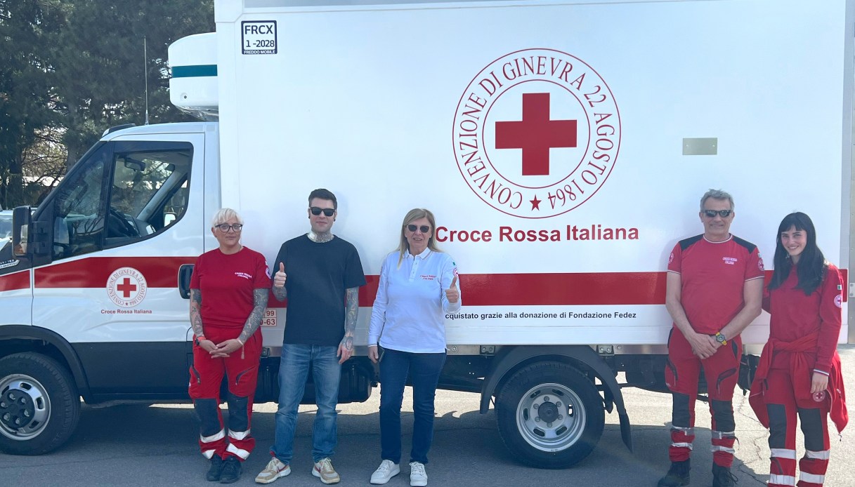 Fedez dona un furgone alla Croce Rossa