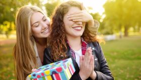 Buon compleanno amica: le frasi più belle da dedicare