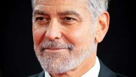 George Clooney, la donna in rosso che lo lascia senza fiato