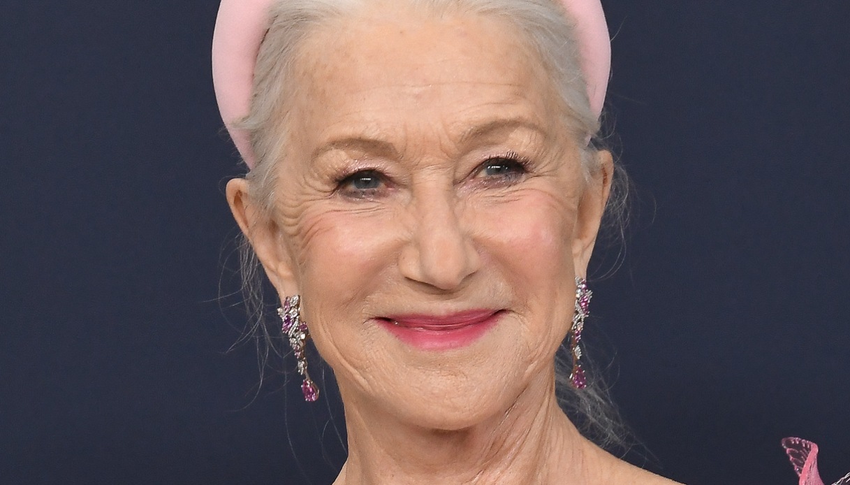 Helen Mirren, pelle perfetta a 76 anni: il suo segreto di bellezza costa meno di 6 euro