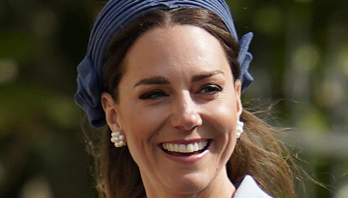 Kate Middleton magnifica in azzurro: Charlotte le somiglia sempre di più