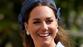 Kate Middleton magnifica in azzurro: Charlotte le somiglia sempre di più