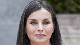 Letizia di Spagna scopre le gambe col baby cappotto da 2.456 euro