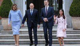 Letizia di Spagna, il perfetto soprabito di primavera è del 2018