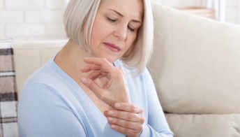 Osteoporosi in menopausa, ecco l’ormone spia per cure su misura