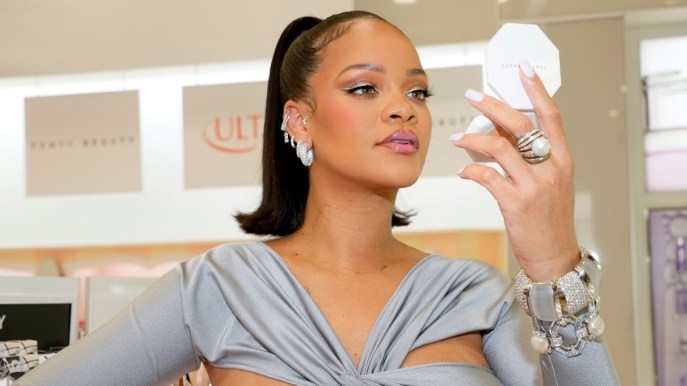 Gli orecchini di tendenza sono piccoli e audaci come quelli di Rihanna