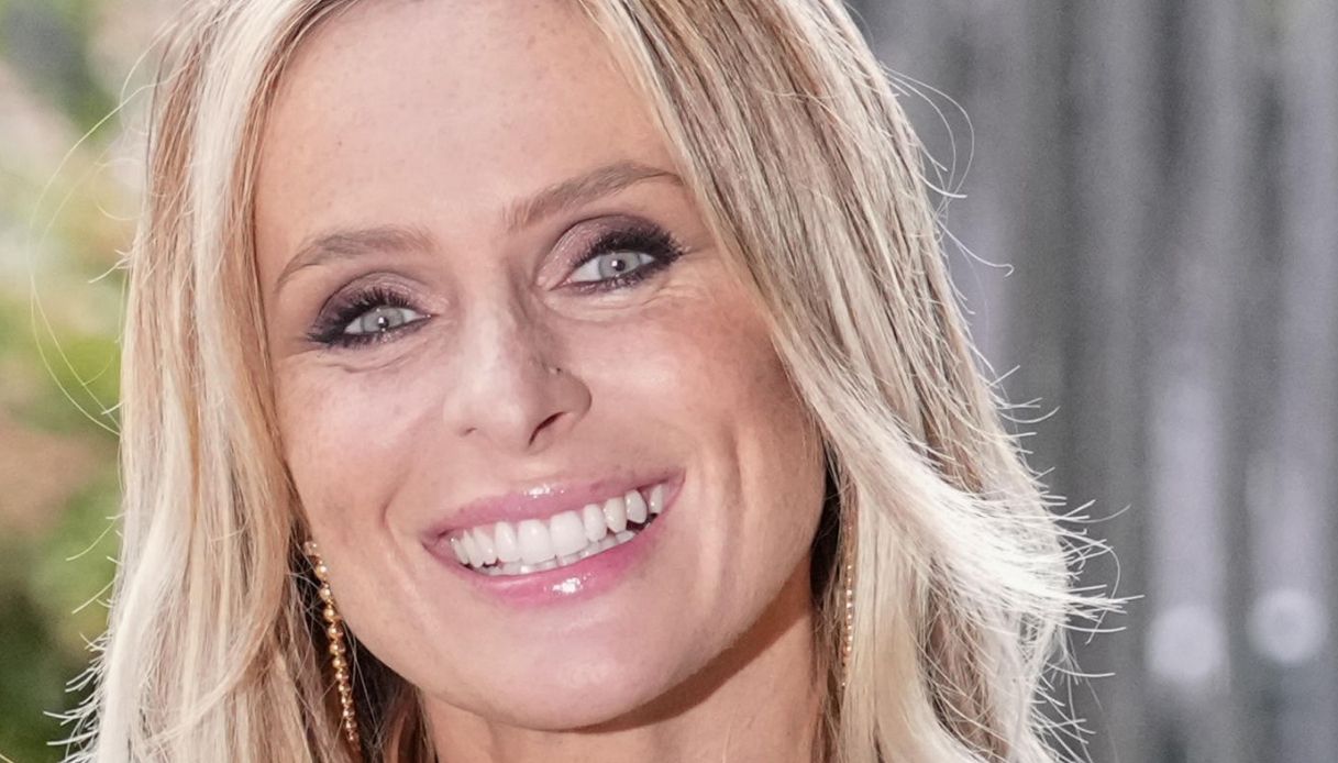 Serena Autieri compie 46 anni: la carriera, l’amicizia con Michelle Hunziker, marito e figlia