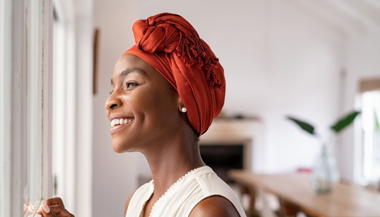 donna africana con turbante rosso