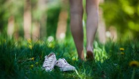 Camminare a piedi nudi fa bene?