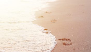 Camminare sulla spiaggia: benefici e come farlo