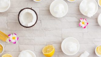 Olio di cocco e succo di limone: come usarli per capelli lucidi e sani