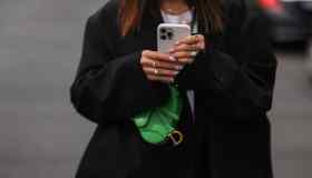 Borsetta portacellulare, come abbinarla e indossarla con stile