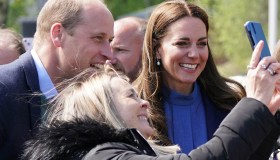 Kate e William abbattono il protocollo: selfie, sorrisi e abbracci con i sudditi