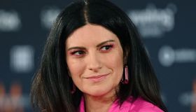 Laura Pausini compie 48 anni: grande festa in famiglia dopo l’Eurovision