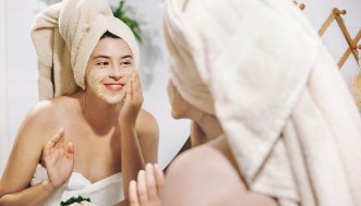 Olio di cocco e succo di limone: come usarli per capelli lucidi e sani