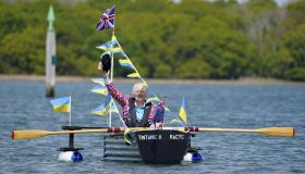 A 81 anni sale sul suo Tintanic per i profughi ucraini