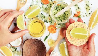 Olio di cocco e succo di limone: come usarli per capelli lucidi e sani