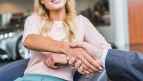 andare d accordo con altri stretta di mano