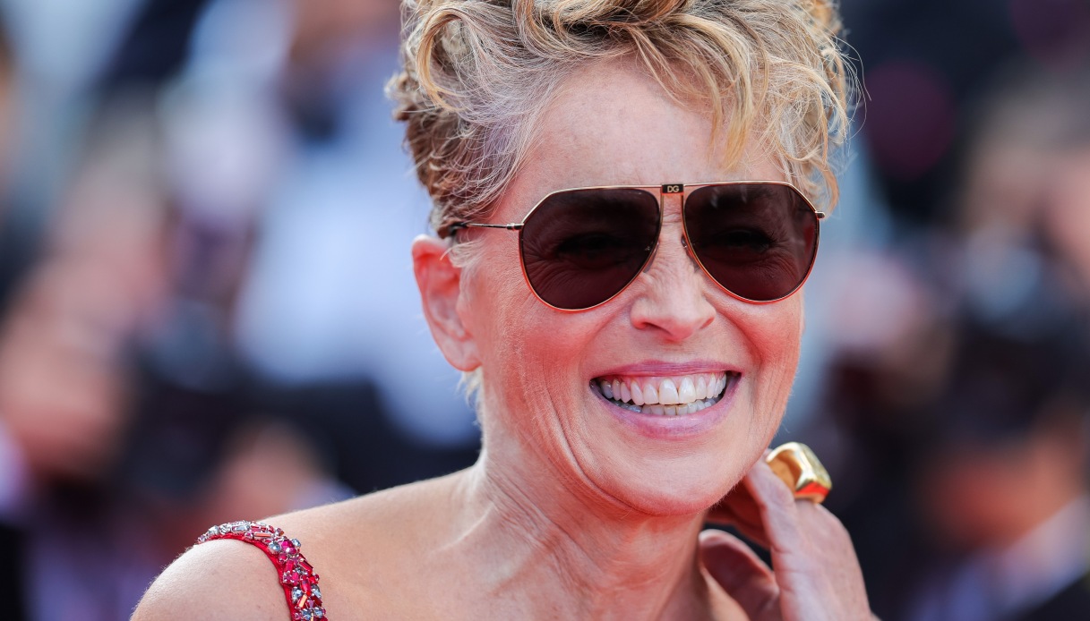 Cannes 2022, Sharon Stone incanta con l'abito rosso ad alta seduzione