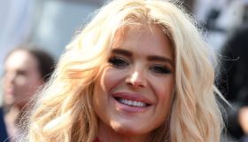 Cannes 2022, Victoria Silvstedt in rosso e frange (con spacco laterale)