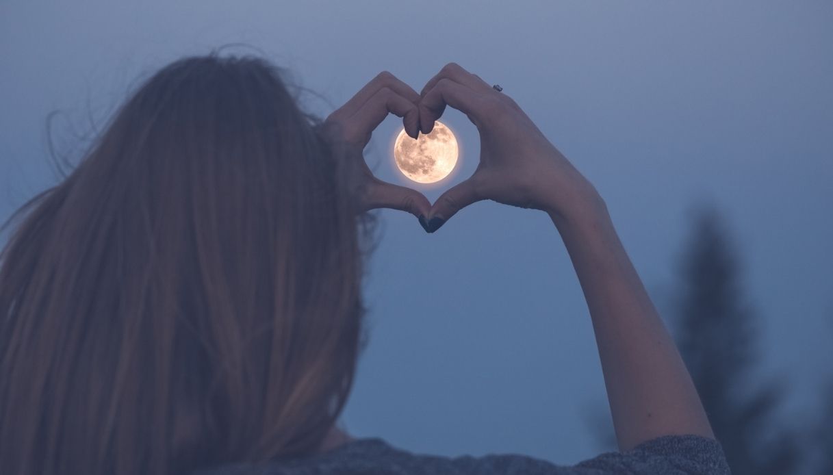 cuore e luna di sera