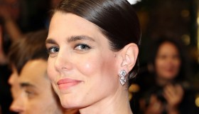 Charlotte Casiraghi, sirena in costume e abito fasciante come Kate Middleton a Cannes